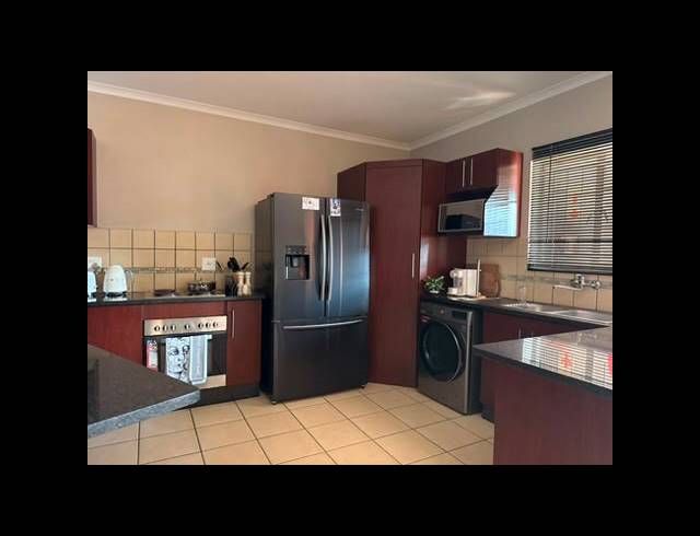 3 BEDROOM APARTMENT FOR SALE IN WATERVAL EAST